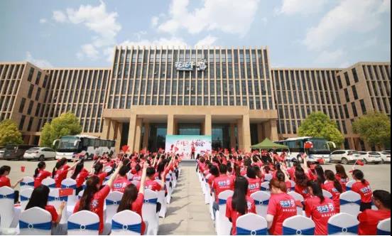 做白色的牛奶，創(chuàng)紅色的企業(yè)，花花牛乳業(yè)集團(tuán)青春歌會(huì)慶祝建黨100周年