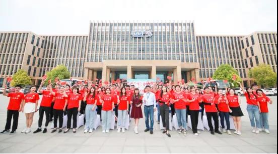 做白色的牛奶，創(chuàng)紅色的企業(yè)，花花牛乳業(yè)集團(tuán)青春歌會(huì)慶祝建黨100周年