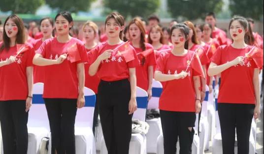 做白色的牛奶，創(chuàng)紅色的企業(yè)，花花牛乳業(yè)集團(tuán)青春歌會(huì)慶祝建黨100周年