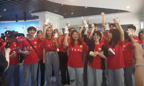 做白色的牛奶，創(chuàng)紅色的企業(yè)，花花牛乳業(yè)集團(tuán)青春歌會(huì)慶祝建黨100周年