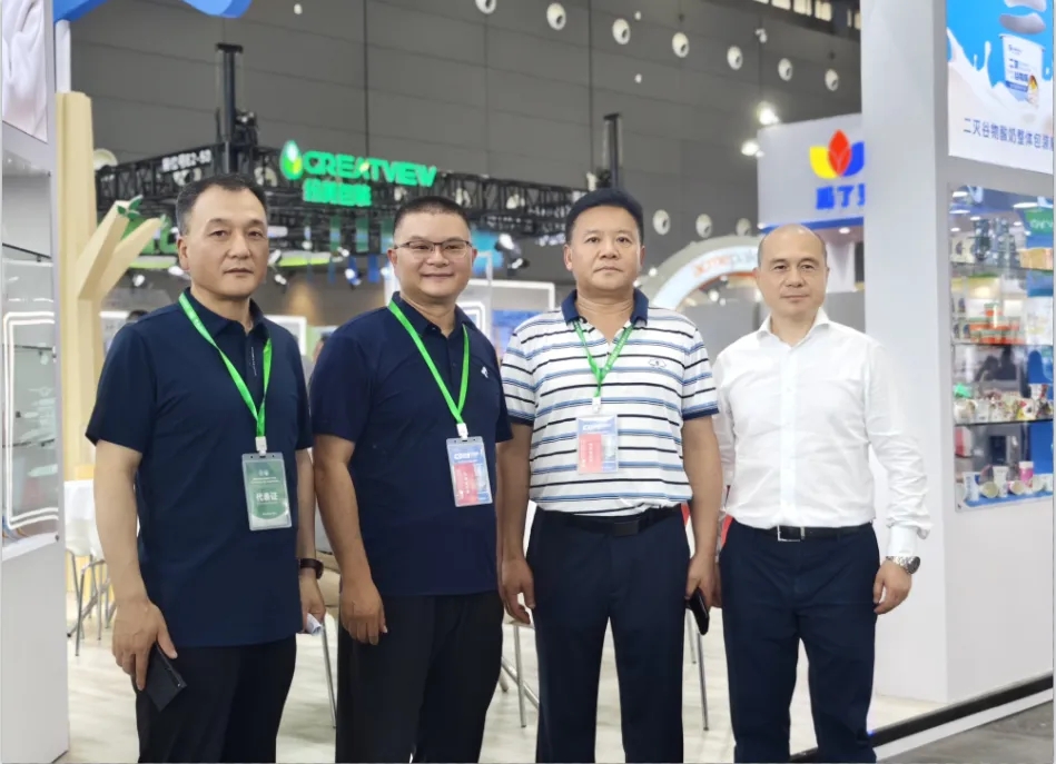 花花牛乳業(yè)集團(tuán)黨委書記、董事長(zhǎng)唐洪峰一行參加中國(guó)乳制品工業(yè)協(xié)會(huì)第三十次年會(huì)暨2024中國(guó)（國(guó)際）乳業(yè)技術(shù)博覽會(huì)