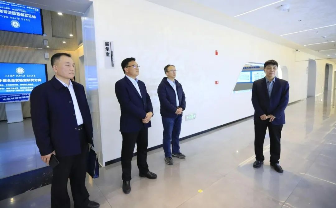 花花牛乳業(yè)集團(tuán)黨委書記、董事長(zhǎng)唐洪峰一行赴中原食品實(shí)驗(yàn)室同中國(guó)工程院院士、中原食品實(shí)驗(yàn)室主任任發(fā)政座談交流