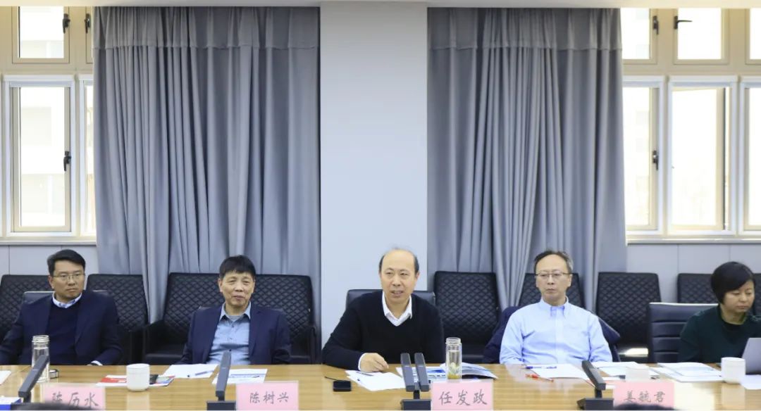 花花牛乳業(yè)集團(tuán)黨委書記、董事長(zhǎng)唐洪峰一行赴中原食品實(shí)驗(yàn)室同中國(guó)工程院院士、中原食品實(shí)驗(yàn)室主任任發(fā)政座談交流