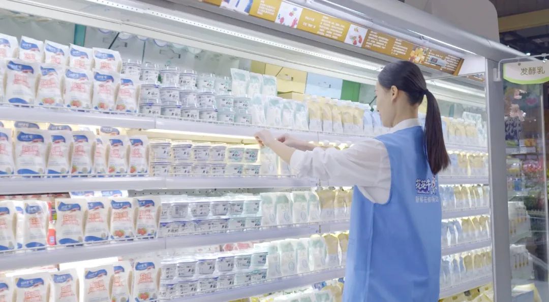 點贊！河南日報要聞02版——報道花花牛乳業(yè)集團鄭州分公司乳制品生產(chǎn)場景，彰顯花花牛乳業(yè)集團發(fā)展新活力