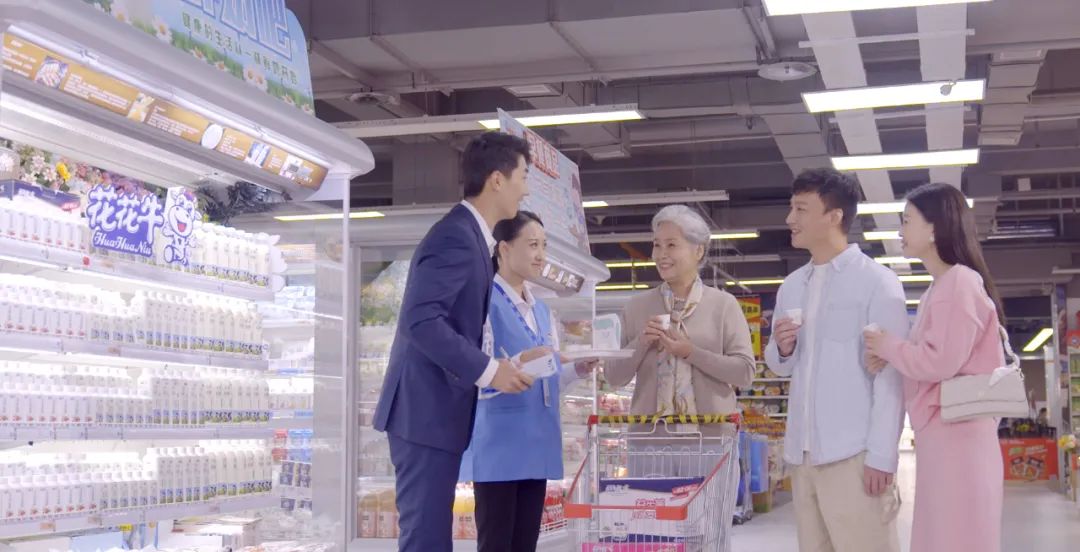 點贊！河南日報要聞02版——報道花花牛乳業(yè)集團鄭州分公司乳制品生產(chǎn)場景，彰顯花花牛乳業(yè)集團發(fā)展新活力