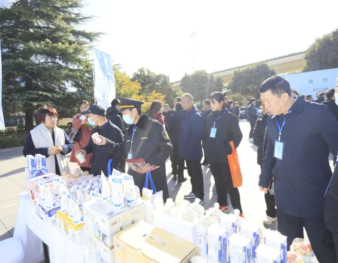 花花牛丨落實(shí)食品生產(chǎn)加工企業(yè)質(zhì)量安全主體責(zé)任，助力人民群眾生活更美好——2023年河南省暨鄭州食品安全宣傳周啟動(dòng)儀式隆重舉行