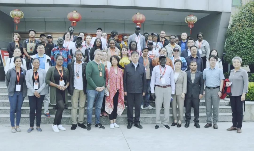 北京大學(xué)南南合作與發(fā)展學(xué)院教授、全球伙伴關(guān)系主任周詠梅一行蒞臨花花牛平輿瑞亞牧業(yè)參觀調(diào)研