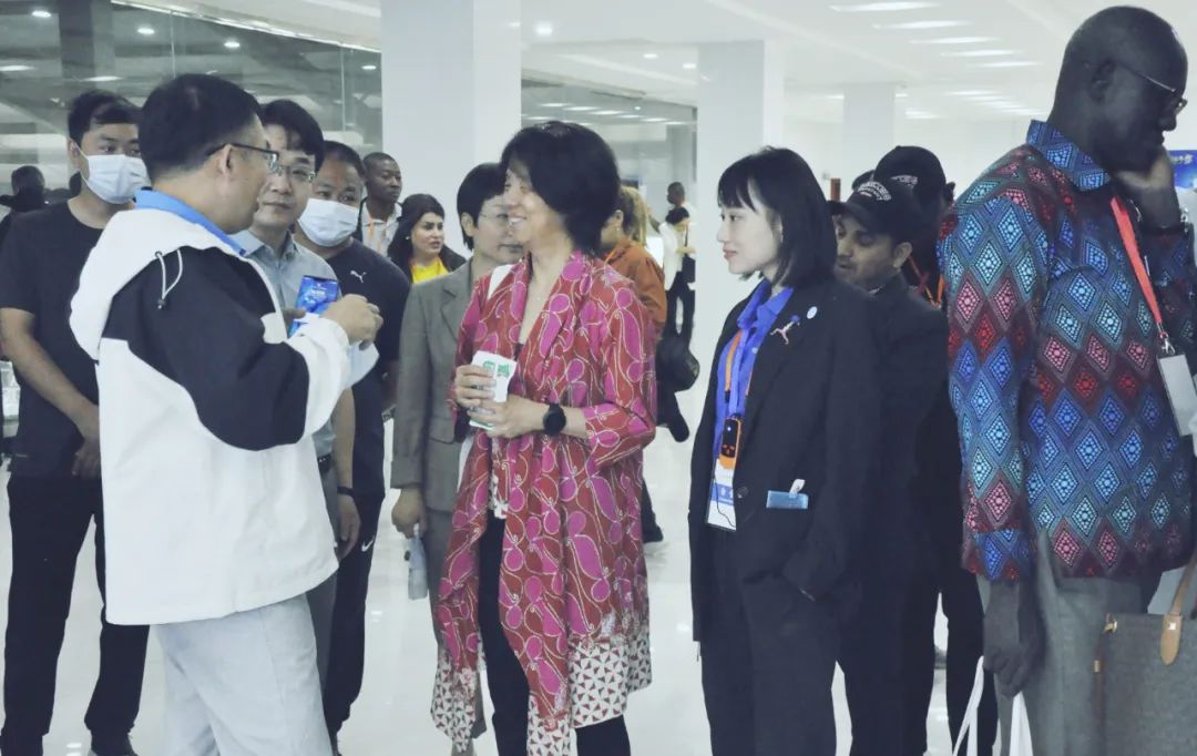 北京大學(xué)南南合作與發(fā)展學(xué)院教授、全球伙伴關(guān)系主任周詠梅一行蒞臨花花牛平輿瑞亞牧業(yè)參觀調(diào)研