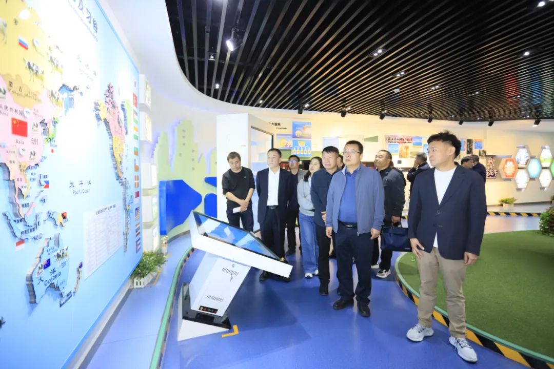 花花牛丨寧夏農(nóng)業(yè)農(nóng)村廳畜牧獸醫(yī)局局長(zhǎng)洪龍一行蒞臨花花牛參觀調(diào)研 花花牛丨寧夏農(nóng)業(yè)農(nóng)村廳畜牧獸醫(yī)局局長(zhǎng)洪龍一行蒞臨花花牛參觀調(diào)研