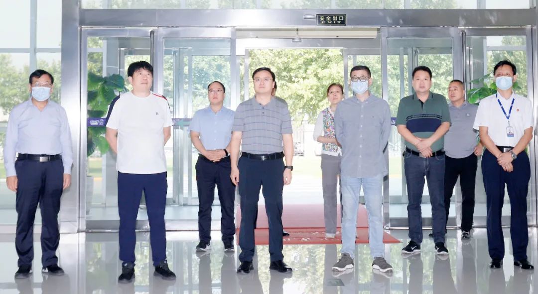 快訊|社旗縣人民政府縣長關(guān)文波一行蒞臨花花牛乳業(yè)集團參觀考察 快訊|社旗縣人民政府縣長關(guān)文波一行蒞臨花花牛乳業(yè)集團參觀考察