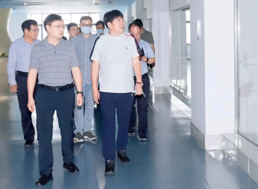 快訊|社旗縣人民政府縣長關(guān)文波一行蒞臨花花牛乳業(yè)集團參觀考察 快訊|社旗縣人民政府縣長關(guān)文波一行蒞臨花花牛乳業(yè)集團參觀考察