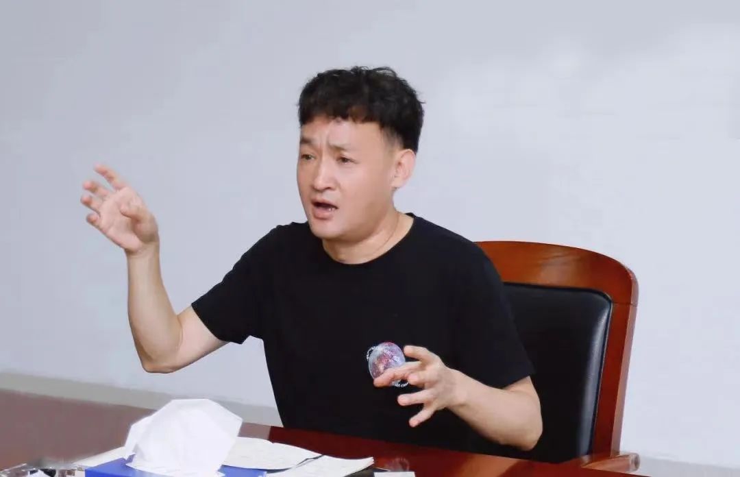 勇?lián)姑な卣齽?chuàng)新｜花花牛乳業(yè)集團(tuán)召開營(yíng)銷、養(yǎng)殖及飼料月度經(jīng)營(yíng)工作會(huì)議