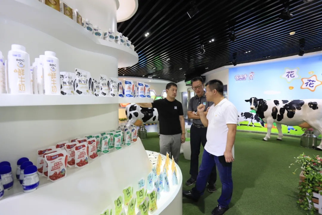 快訊 | 長江商學(xué)院智能制造學(xué)會(huì)走進(jìn)花花牛乳業(yè)集團(tuán)