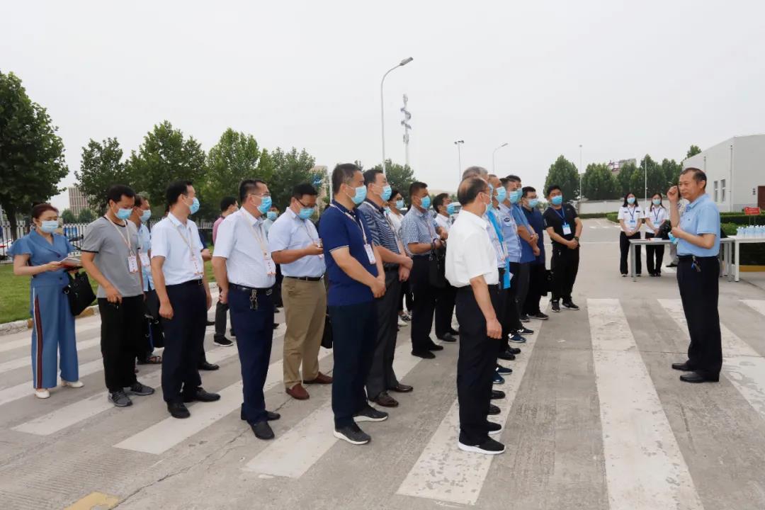 鄭州市安全生產(chǎn)雙重預(yù)防體系建設(shè)現(xiàn)場(chǎng)觀摩會(huì)在花花牛乳業(yè)集團(tuán)鄭州分公司召開(kāi) 鄭州市安全生產(chǎn)雙重預(yù)防體系建設(shè)現(xiàn)場(chǎng)觀摩會(huì)在花花牛乳業(yè)集團(tuán)鄭州分公司召開(kāi)