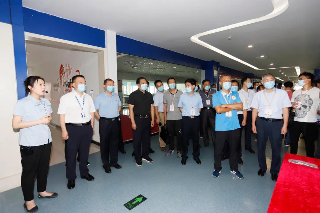 鄭州市安全生產(chǎn)雙重預(yù)防體系建設(shè)現(xiàn)場(chǎng)觀摩會(huì)在花花牛乳業(yè)集團(tuán)鄭州分公司召開(kāi) 鄭州市安全生產(chǎn)雙重預(yù)防體系建設(shè)現(xiàn)場(chǎng)觀摩會(huì)在花花牛乳業(yè)集團(tuán)鄭州分公司召開(kāi)