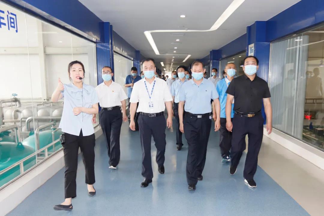 鄭州市安全生產(chǎn)雙重預(yù)防體系建設(shè)現(xiàn)場(chǎng)觀摩會(huì)在花花牛乳業(yè)集團(tuán)鄭州分公司召開(kāi) 鄭州市安全生產(chǎn)雙重預(yù)防體系建設(shè)現(xiàn)場(chǎng)觀摩會(huì)在花花牛乳業(yè)集團(tuán)鄭州分公司召開(kāi)