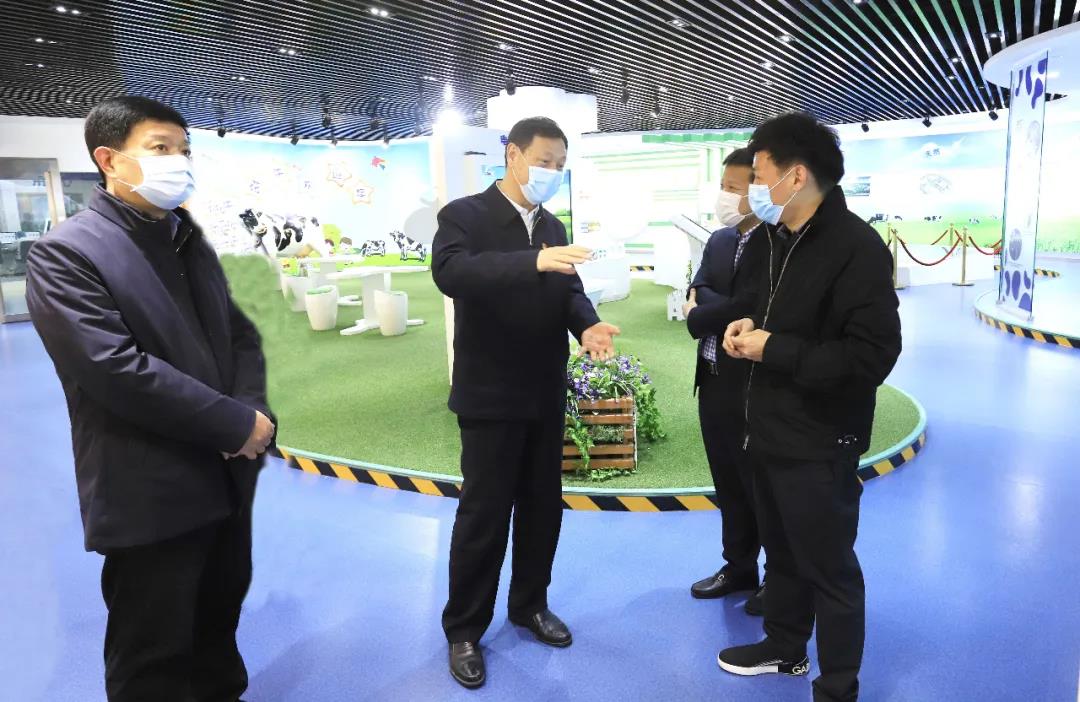 河南省委農(nóng)辦主任、農(nóng)業(yè)農(nóng)村廳廳長申延平一行調(diào)研河南花花牛乳業(yè)集團(tuán)