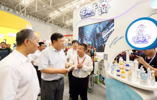 致敬祖國70華誕 |花花牛亮相第十屆中國奶業(yè)大會(huì) 致敬祖國70華誕 |花花牛亮相第十屆中國奶業(yè)大會(huì)