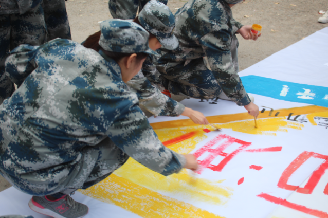 組織開展戶外拓展訓(xùn)練活動(dòng)