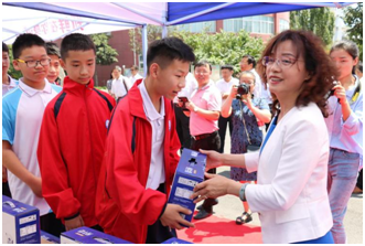 “健康中原，牛奶伴您行——花花牛乳業(yè)集團(tuán)2018中國(guó)小康牛奶行動(dòng)” 公益助學(xué)啟動(dòng)儀式隆重舉行