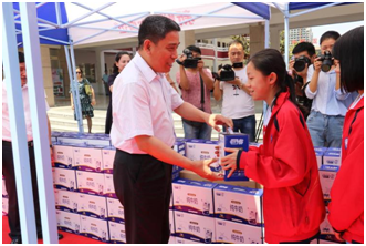 “健康中原，牛奶伴您行——花花牛乳業(yè)集團(tuán)2018中國(guó)小康牛奶行動(dòng)” 公益助學(xué)啟動(dòng)儀式隆重舉行