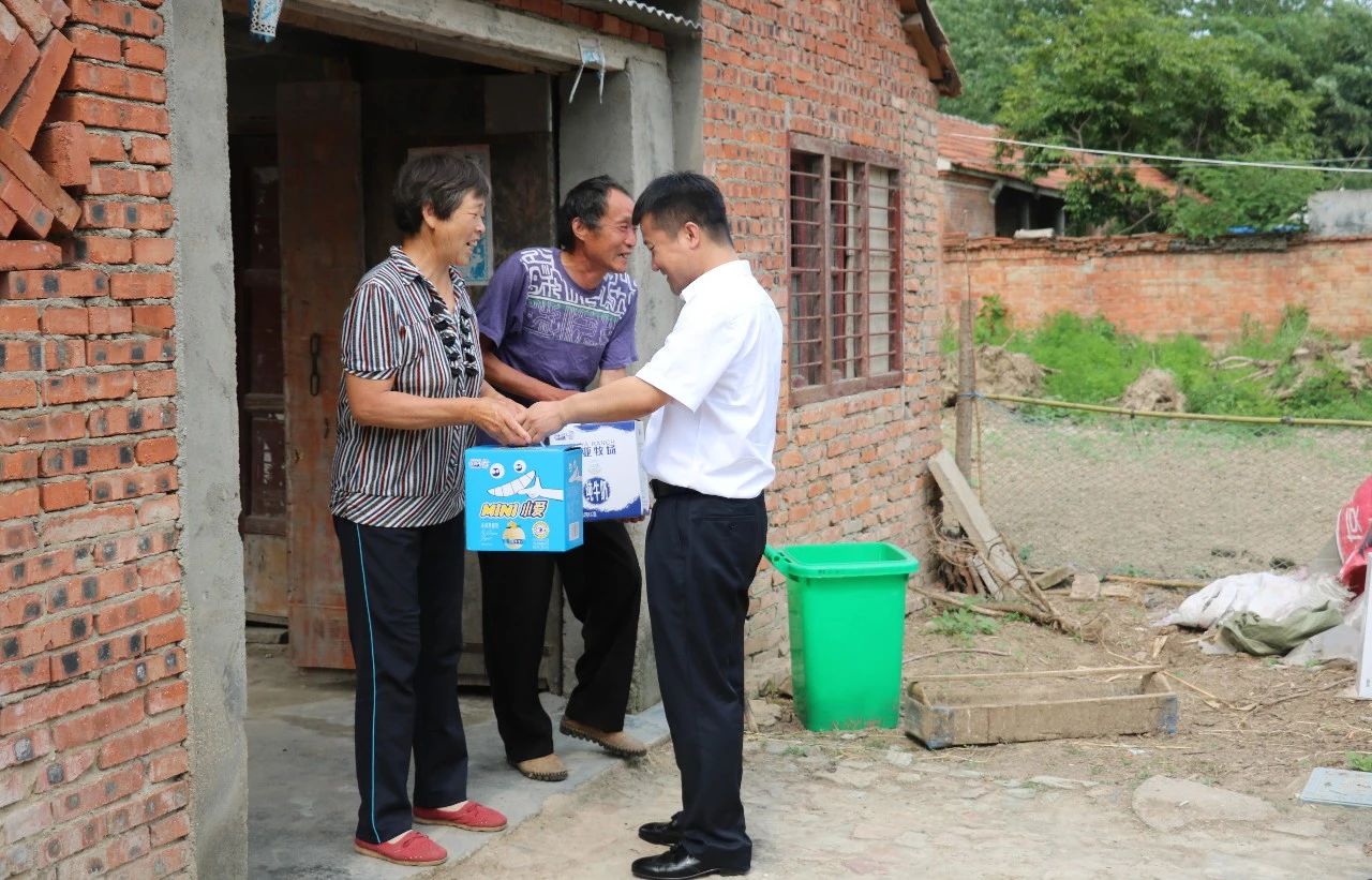 花花牛乳業(yè)集團(tuán)走訪慰問(wèn)貧困戶(hù) 結(jié)對(duì)幫扶暖人心