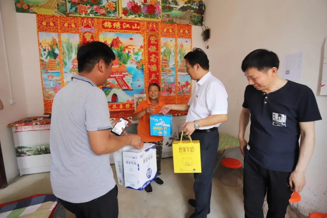 花花牛乳業(yè)集團(tuán)走訪慰問(wèn)貧困戶(hù) 結(jié)對(duì)幫扶暖人心