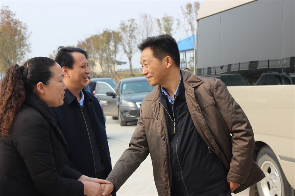 河南省財政廳副廳長龐學孟一行蒞臨花花牛集團養(yǎng)殖事業(yè)部魯山瑞亞牧業(yè)有限公司調研 河南省財政廳副廳長龐學孟一行蒞臨花花牛集團養(yǎng)殖事業(yè)部魯山瑞亞牧業(yè)有限公司調研