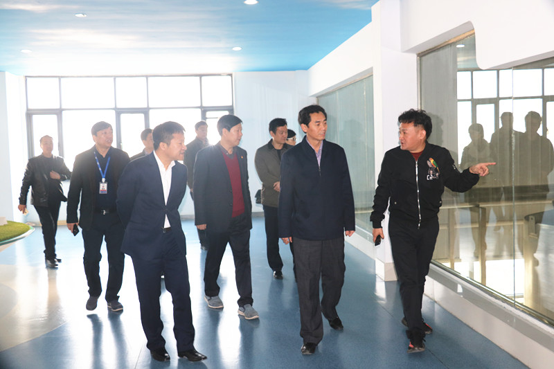 封丘縣縣長王獻(xiàn)臣一行蒞臨 花花牛集團(tuán)養(yǎng)殖、乳品事業(yè)部參觀調(diào)研