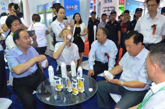 花花牛牛氣沖天！農(nóng)業(yè)部長品嘗“領(lǐng)暢”點(diǎn)贊，又獲國際奶業(yè)平臺(tái)青睞