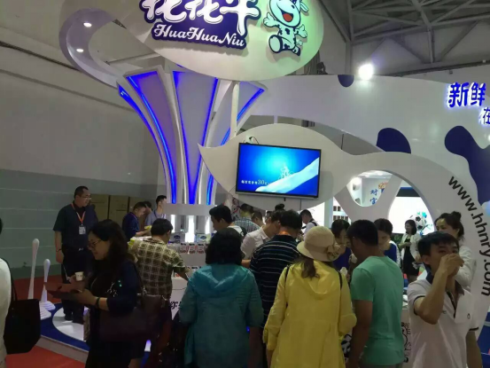 花花牛牛氣沖天！農(nóng)業(yè)部長品嘗“領(lǐng)暢”點(diǎn)贊，又獲國際奶業(yè)平臺(tái)青睞