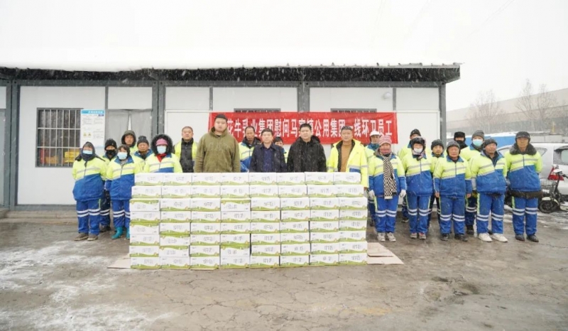 慰問一線環(huán)衛(wèi)工，禮贈新鮮花花牛