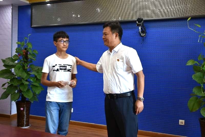 花花牛濟(jì)困解難，助力學(xué)子圓夢(mèng)香江