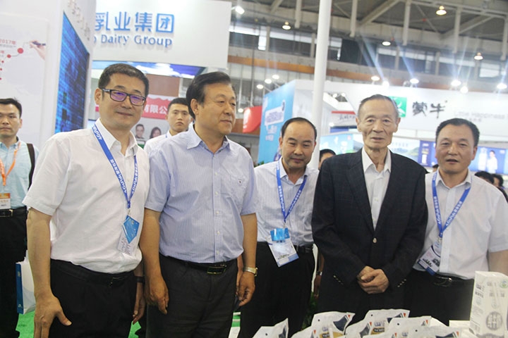 花花牛亮相第八屆中國奶業(yè)大會，又獲農(nóng)業(yè)部長一聲贊！