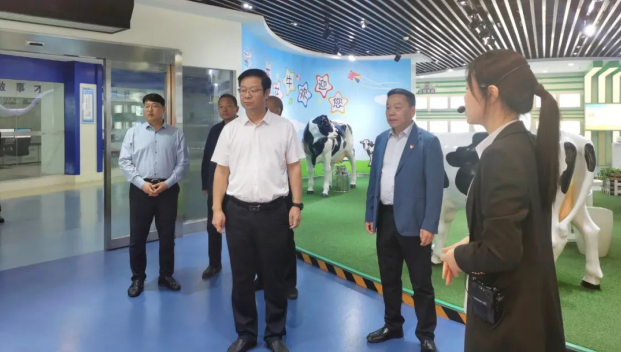 鄭州市人民檢察院黨組書記、代檢察長張道偉一行蒞臨河南花花牛乳業(yè)集團(tuán)參觀調(diào)研