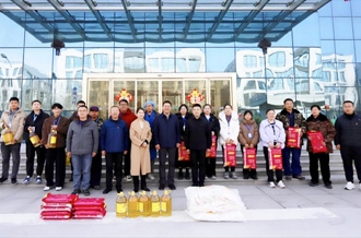 新春佳節(jié)暖人心 堅守一線顯擔(dān)當(dāng) ——河南農(nóng)業(yè)投資集團黨委委員、副總經(jīng)理兼花花牛乳業(yè)集團黨委書記、董事長張峰慰問花花牛乳業(yè)在崗員工